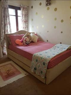 Queen size bed 0
