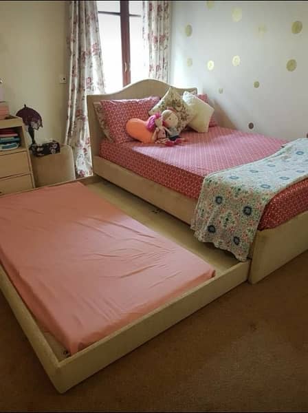 Queen size bed 1