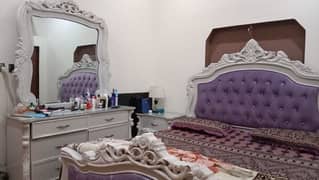 Mastar bed, dressing table, chairs and citi 0