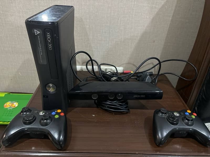 Xbox 360 with Kinect and 2 controllers 5