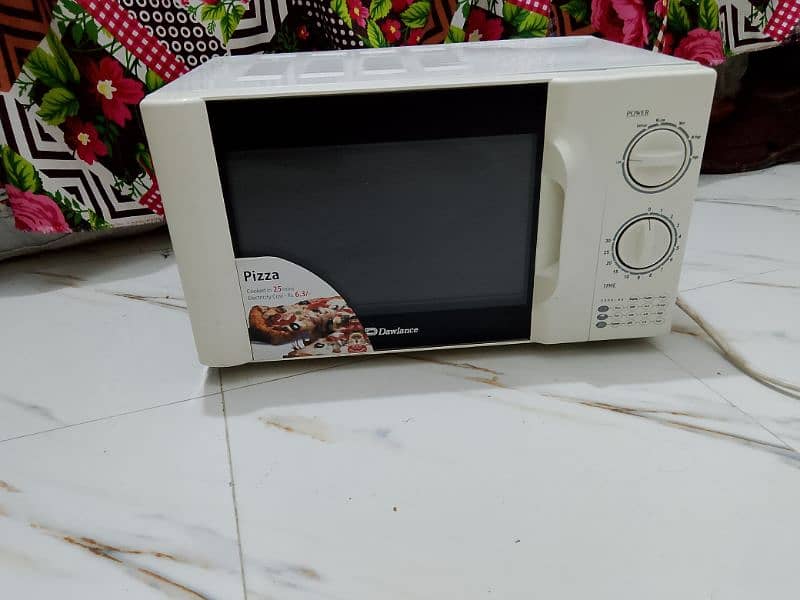 Dawlance microwave oven 1 day warrenty good condition md4 model 4