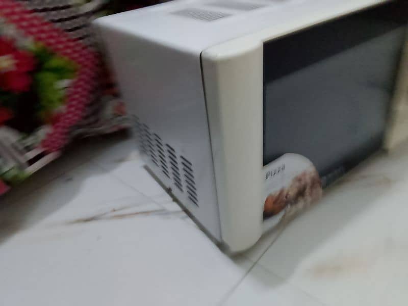 Dawlance microwave oven 1 day warrenty good condition md4 model 0