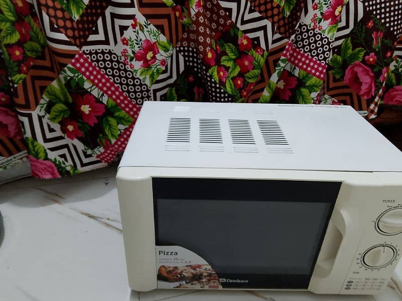Dawlance microwave oven 1 day warrenty good condition md4 model 2
