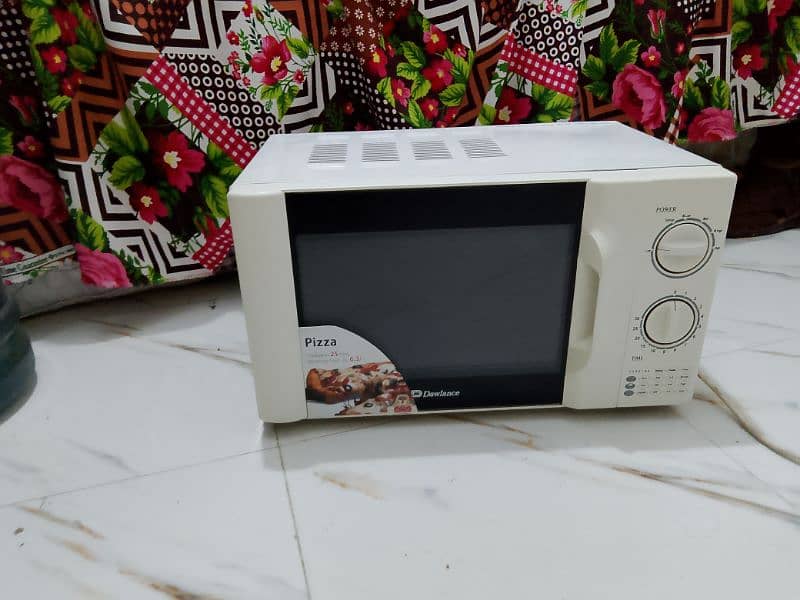 Dawlance microwave oven 1 day warrenty good condition md4 model 3