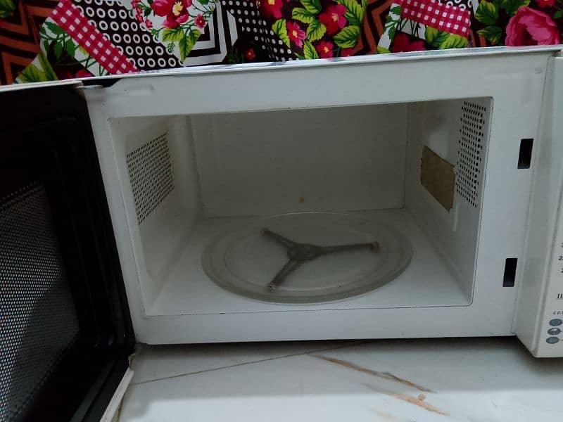 Dawlance microwave oven 1 day warrenty good condition md4 model 7