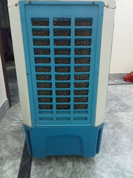 Cooler in plastic body, low electricity consumption. good condition 1