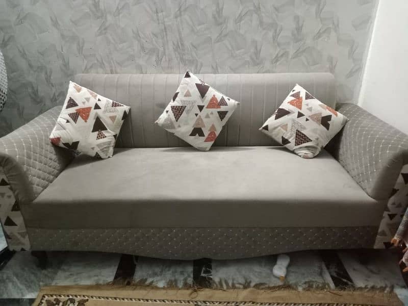 5 seats brand new sofa set for urgent sale 0