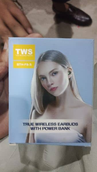 tws earbuds with powerbank 1