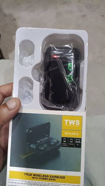 tws earbuds with powerbank 2