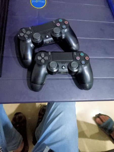 ps 4 pro 1 TB with two controllers and 7 games 2