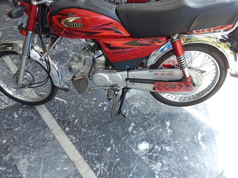 united 70cc  total genuine only 4 months use drive 3000 kalometer only 4