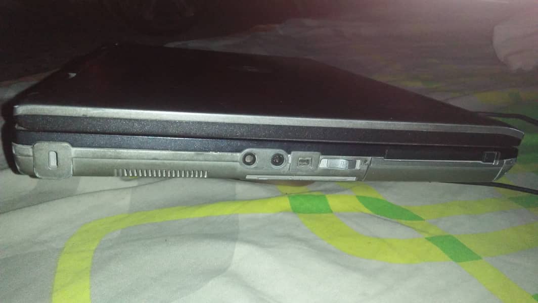I am selling my Dell D630 Laptop with 9 cells Battery 4gb Ram 320gb 6