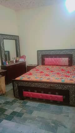 bed 2 side tables 1 dressing table 1 safe almari mazbot lakri ka Kam