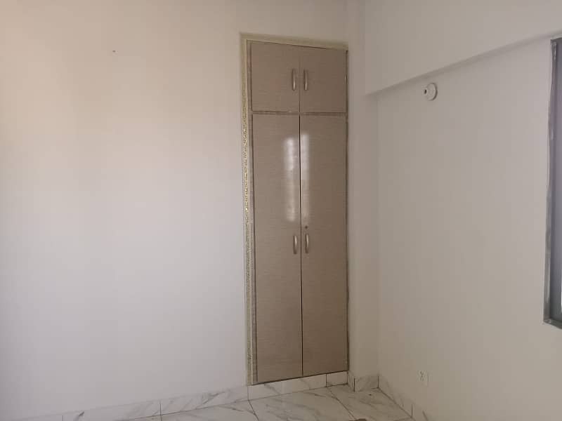 FOR RENT 3RD FLOOR (CORNER) FLAT, WITHOUT LIFT, IN KINGS COTTAGES PH-II BLOCK-7 GULISTAN-E-JAUHAR 8