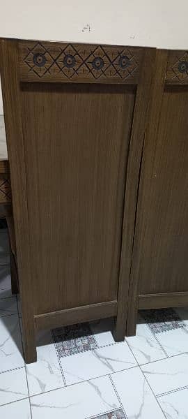 Dining table in good condition 2