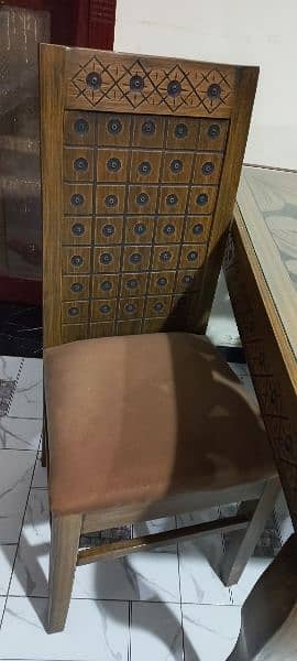 Dining table in good condition 5