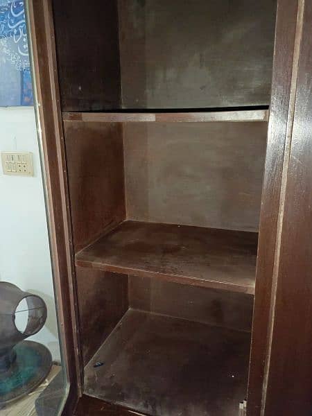In a good condition showcase for sales. 2