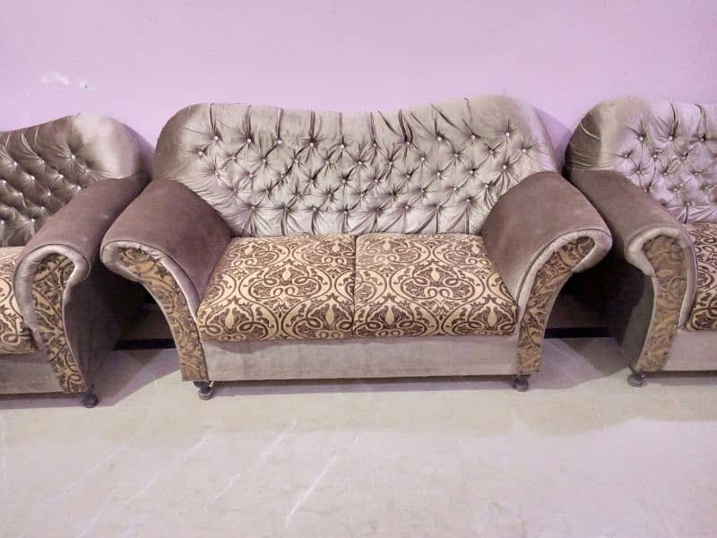 Sofa set 4 Seater. . Very Good Condition. .  Price Mai kumi hojaye gi. 2