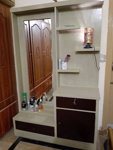 dressing table in good condition 0