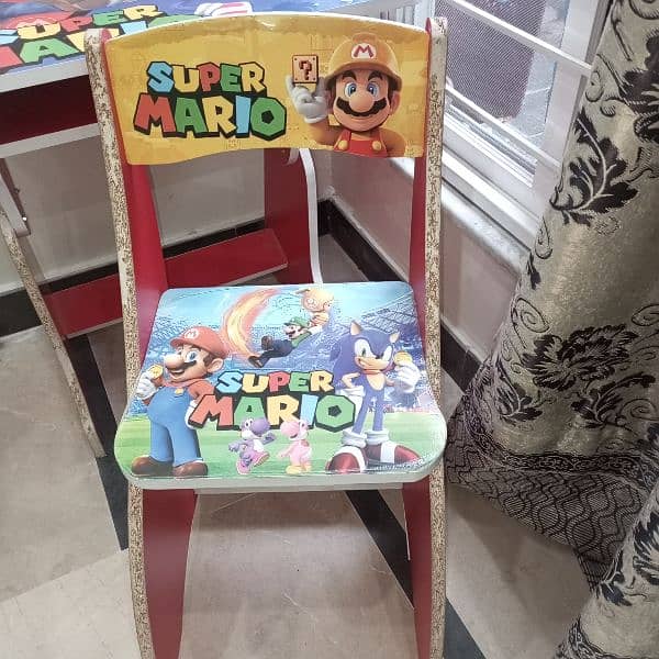Kids study table in very good condition 1