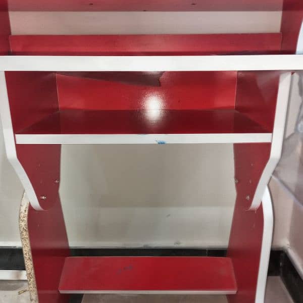 Kids study table in very good condition 2