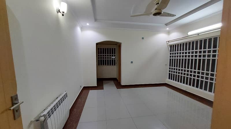 21 Marla, Corner, Tripple Story, 12 Beds with attached bath, Near to Commercial 2