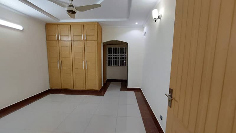 21 Marla, Corner, Tripple Story, 12 Beds with attached bath, Near to Commercial 21