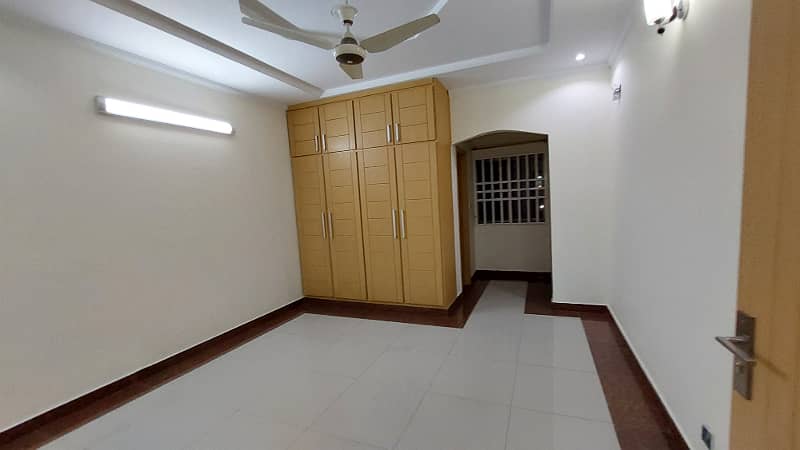 21 Marla, Corner, Tripple Story, 12 Beds with attached bath, Near to Commercial 22