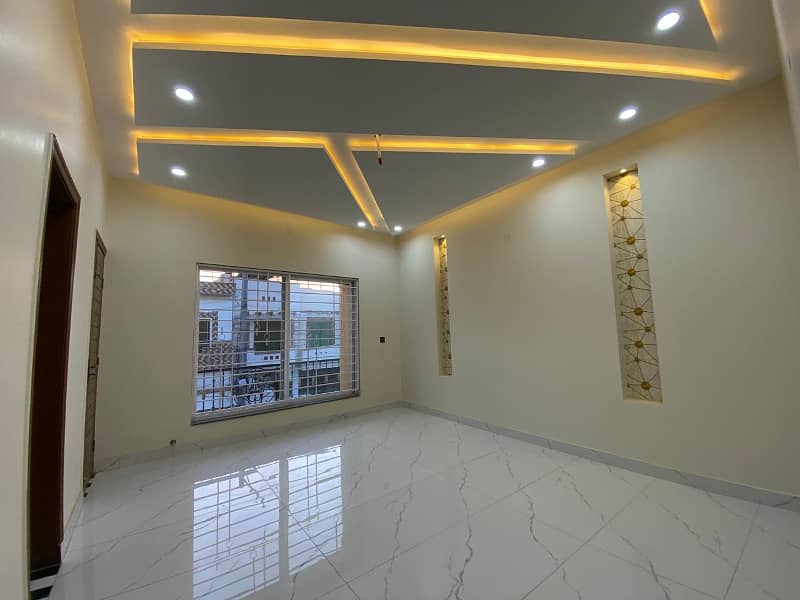 8.5 Mrla Beautiful Designer House For Sale in Wapda Town Multan 13