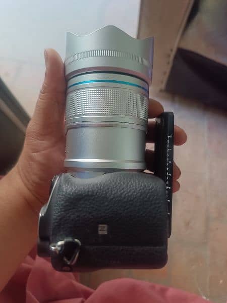 Selling A6400 With Lens 1.2F
body good condition all working excellent 2