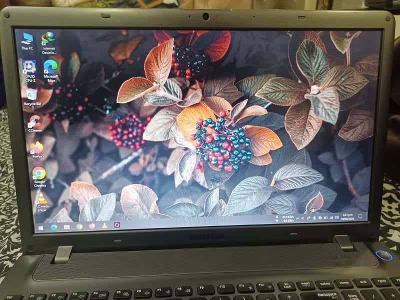 SAMSUNG Core i3 NP350V5C 3rd Generation Laptop 1