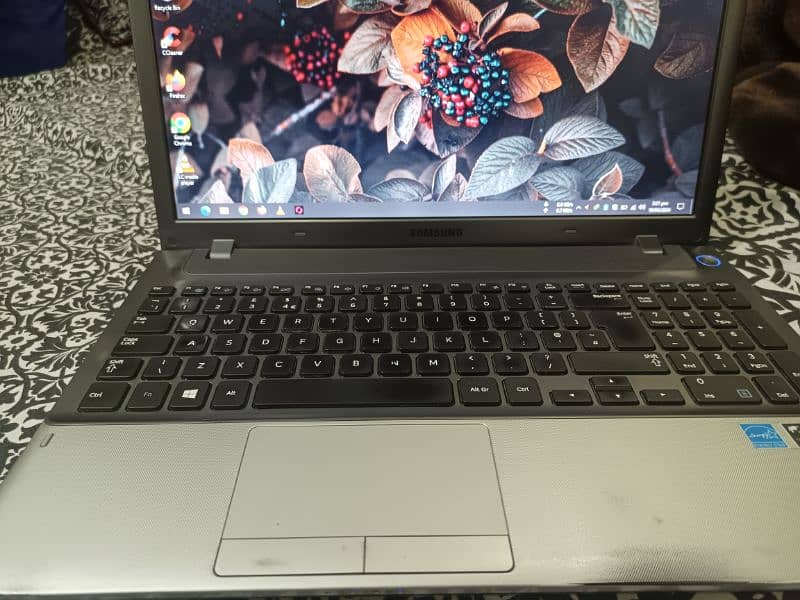 SAMSUNG Core i3 NP350V5C 3rd Generation Laptop 2