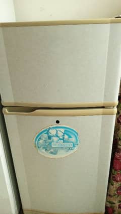 freezer urgent sale, good & Clean condition, Gas thori km ha 0