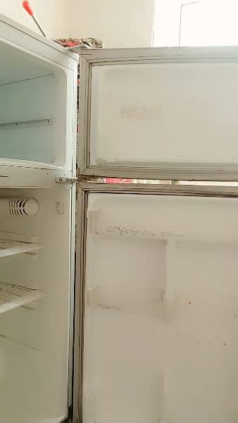 freezer urgent sale, good & Clean condition, Gas thori km ha 3