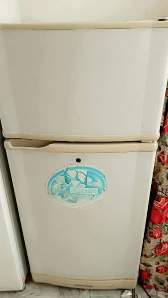 freezer urgent sale, good & Clean condition, Gas thori km ha 4