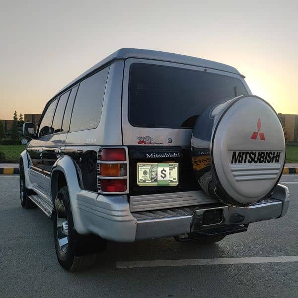 Pajero Exceed London model 1992 3