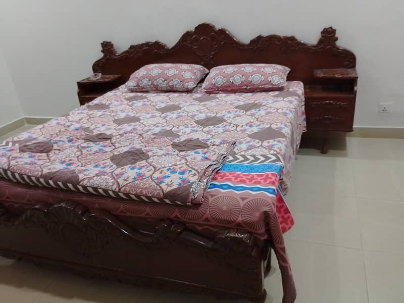 Original Sheesham bed with side tables 0