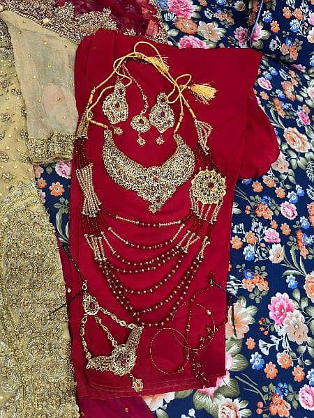 Bridal lehnga with bridal set in 10/10 condition 4
