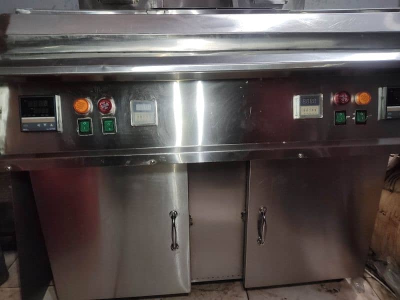 Totally new 16 by 16 litter double side fryer with 3 baskets. 0