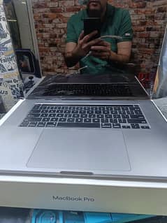 Apple MacBook pro 2019,16 inch,512 SSD,16 gb ram iwith box 10/10 0
