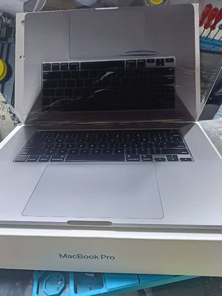 Apple MacBook pro 2019,16 inch,512 SSD,16 gb ram iwith box 10/10 1