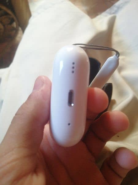 AIRPODS PRO WHITE WITH COMPLETE BOX 2
