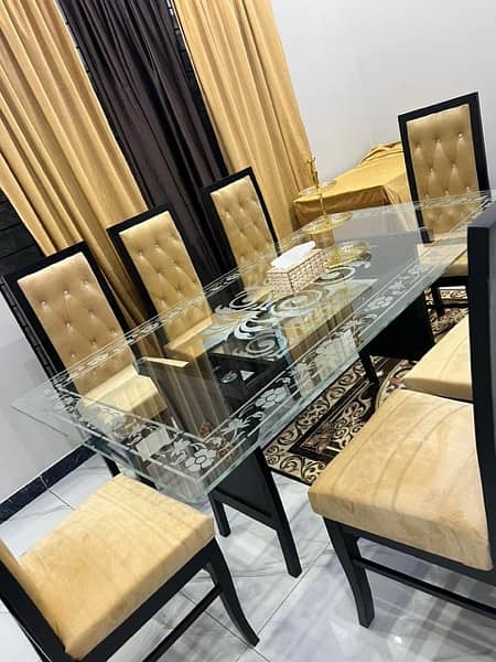 Slightly used 8,chairs dining set elegant and Beautifulo each set 59k 1