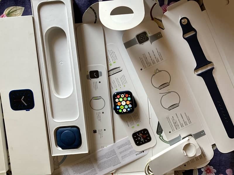 Apple Watch Series 6 44MM With Box 8