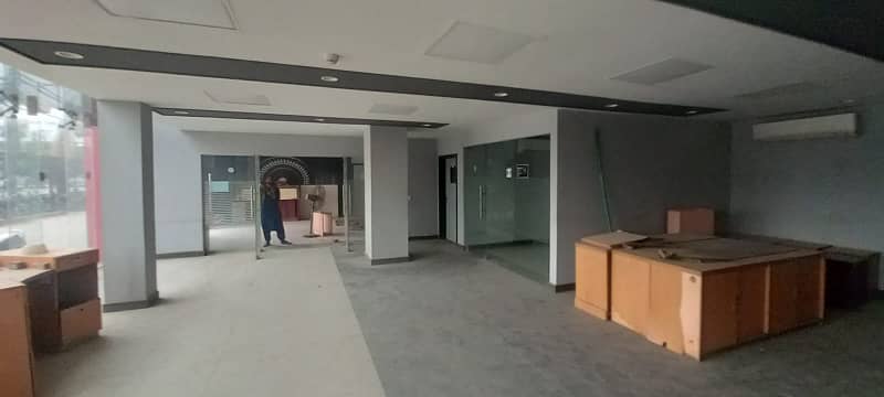 main shahrah e faisal commercial 1000 sq yards showroom for office and outlets 2