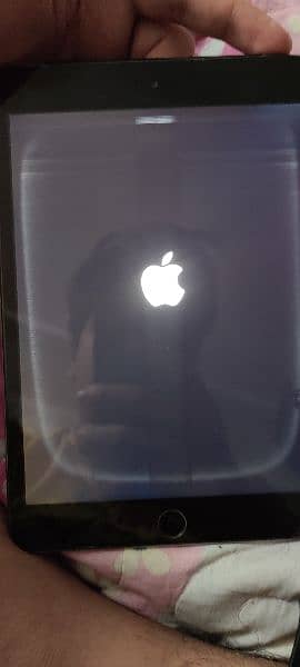 Ipad mini 2 black. . . only screen damage and battery problem 2