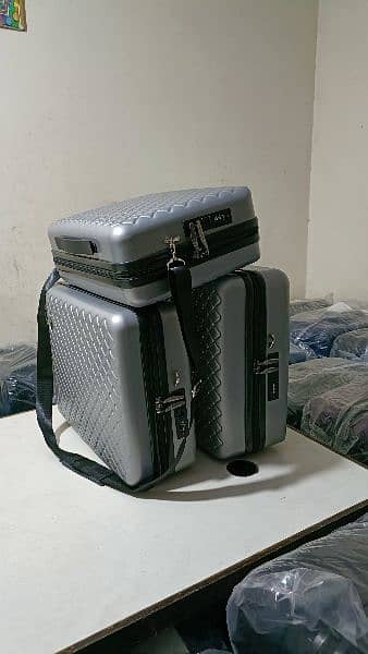 Luggage bags/ travel suitcases/ trolley bags/ travel trolley/ attachi 3