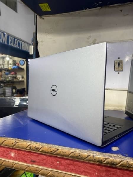 Dell XPS 9360 i7 7th generation 8 Gb ram 256 SSD condition 10 by 9.5 3