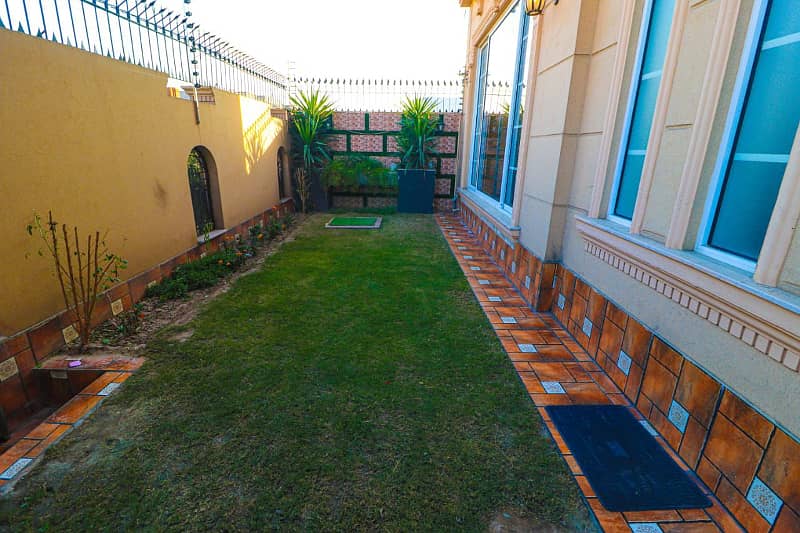 1 Kanal Spanish House For Sale in DHA Phase 7 Near Park & Commercials 22
