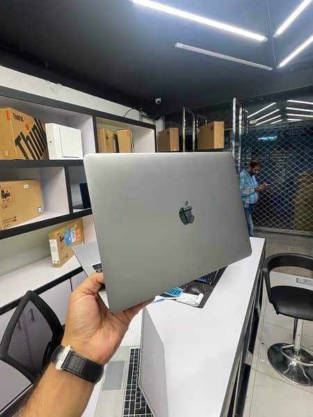 Apple Macbook air 2020, Ci5 13”  16Gb ram 500Gb ssd 1